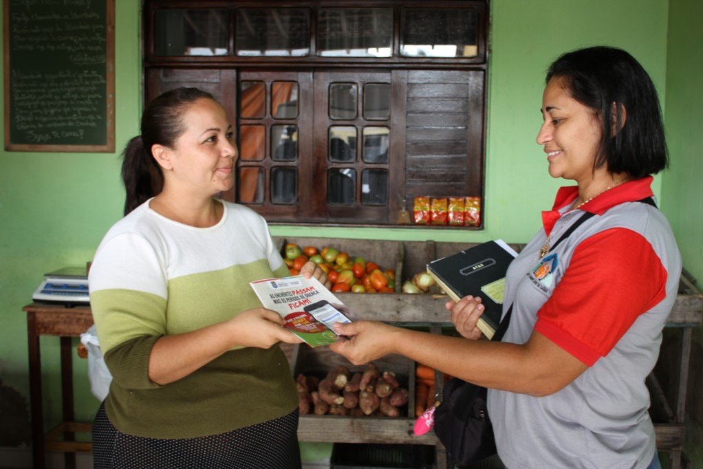 Paciente e Agente de saúde em Marechal Deodoro fazendo campanha de saúde